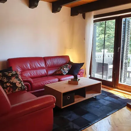 Planinska Kuca Sa Dvoristem *